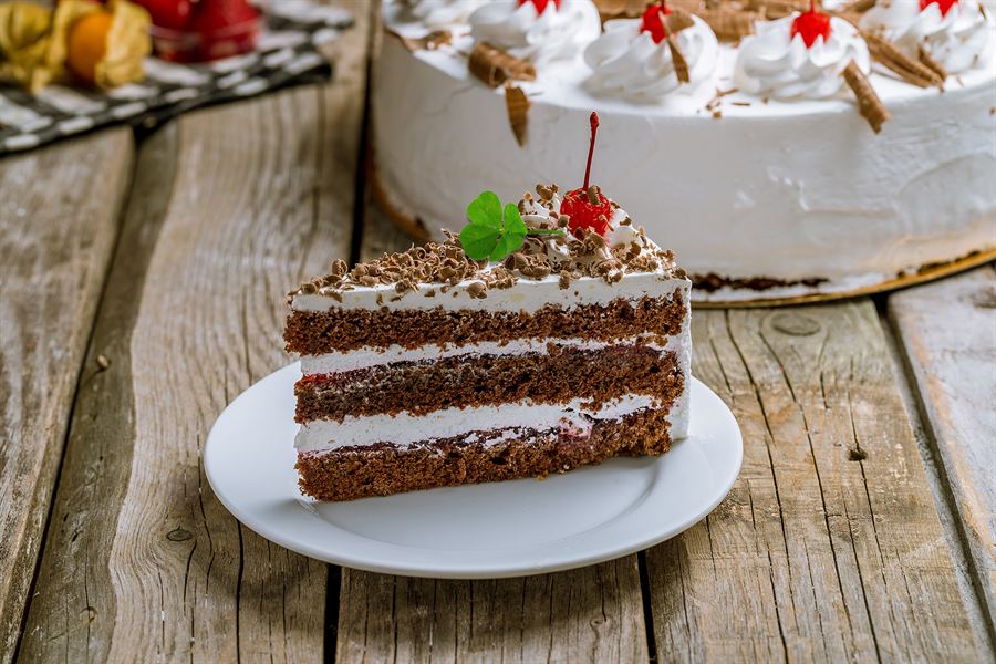 Cake slice with four-leaf clover