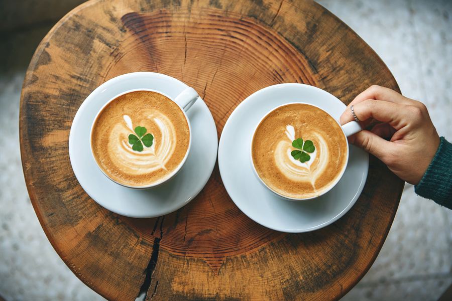 Two lattes with four-leaf clovers